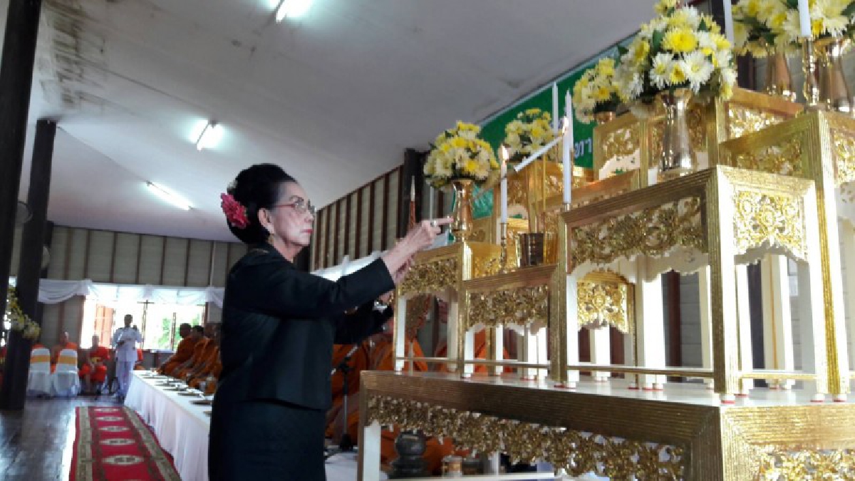 ในหลวง ร.10 โปรดเกล้าฯ พระราชทานผ้าพระกฐิน ให้สมาคมส่งเสริมการเลี้ยงไก่ในพระบรมราชูปถัมป์ ทอดถวายยังวัดต่างๆ (มีคลิป)