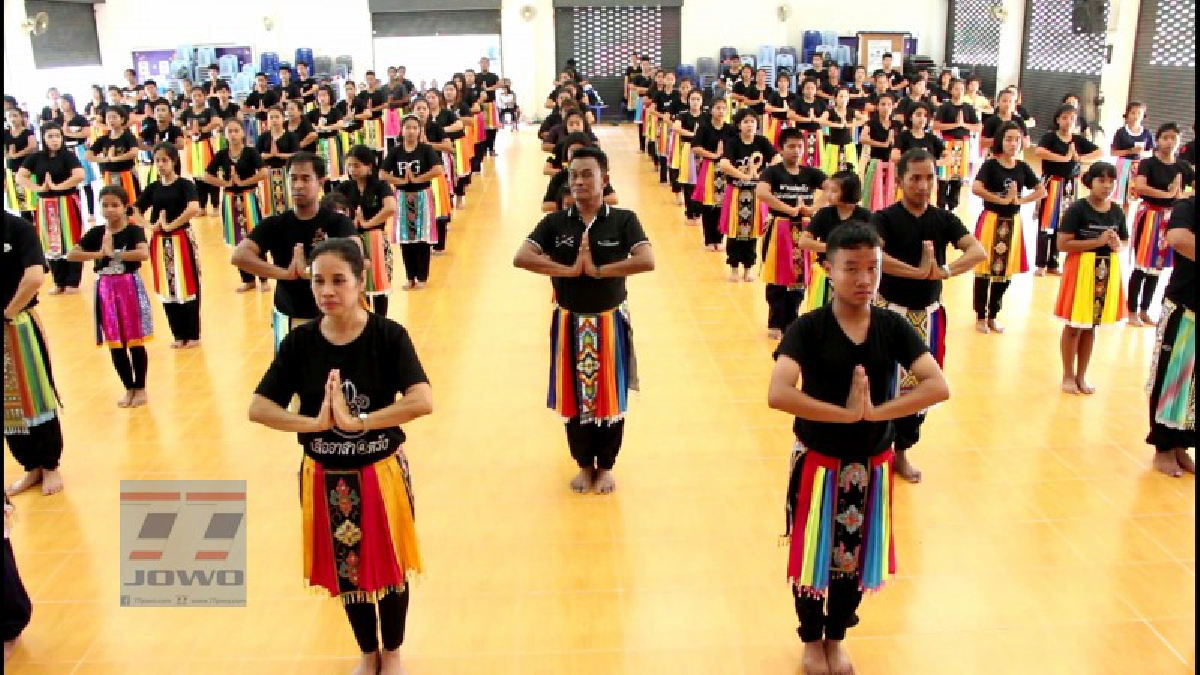 มโนราห์จิตอาสากว่า 100 ชีวิต มีความภาคภูมิใจร่วมซ้อมใหญ่รำถวายพ่อหลวง เพื่อเป็นการแสดงออกถึงความจงรักภักดีและเทิดทูนพระองค์ท่าน