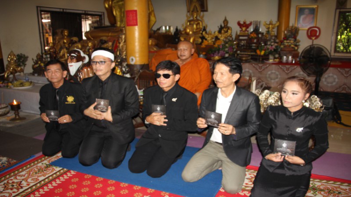 นักร้องลูกทุ่งรุ่นเก๋า..!! สุรชัย สมบัติเจริญ เปิดใจ แต่ง-ร้องเพลง แสนสุดอาลัยพ่อหลวง ร่วมกับเพื่อนศิลปิน แจกฟรีให้กับประชาชน (ดูคลิป)