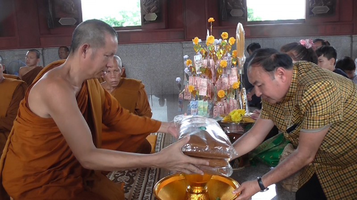 กฐินสามัคคีมหากุศล...อดีต ส.ส.หนองคาย เขต 1 พร้อมด้วยพุทธศาสนิกชนชาวไทยและลาว จัดพิธีทอดกฐินสามัคคี สมทบทุนก่อสร้างอาคารผู้ป่วยใน