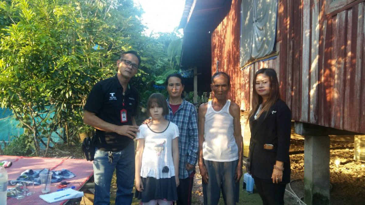 หมดหนทางแล้ว !! สาวน้อยลูกครึ่ง วอนขอช่วยเหลือ หลังพ่อชาวอังกฤษได้เมียใหม่ ทิ้งไม่ใยดี แม่ไปรับจ้างก็เงียบหาย อาศัยเบี้ยชราของตา