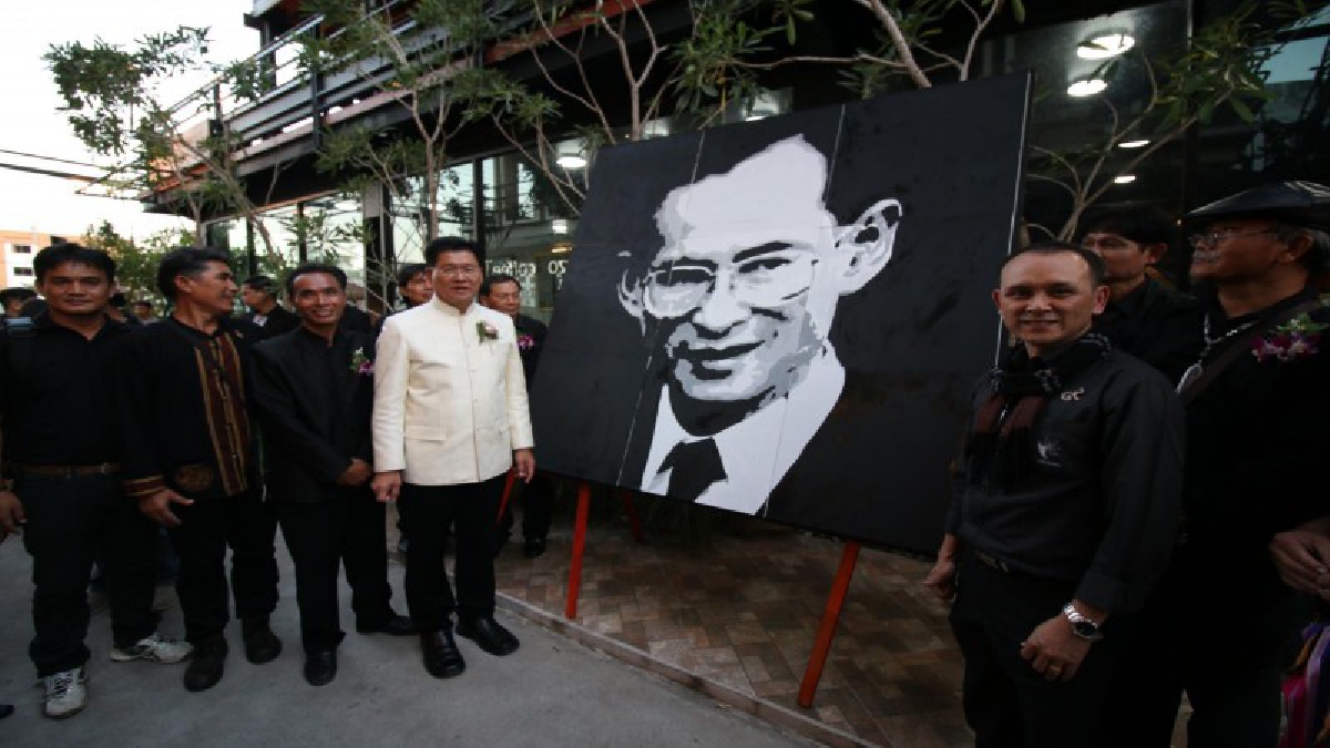 ผู้ว่าฯโคราช นำประชาชน นักเรียน นักศึกษา กว่า 100 คน ร่วมใจวาดพระบรมสาทิสลักษณ์ในหลวง รัชกาลที่ 9 จำนวน 9 ชิ้น ภายในเวลา 9 นาที
