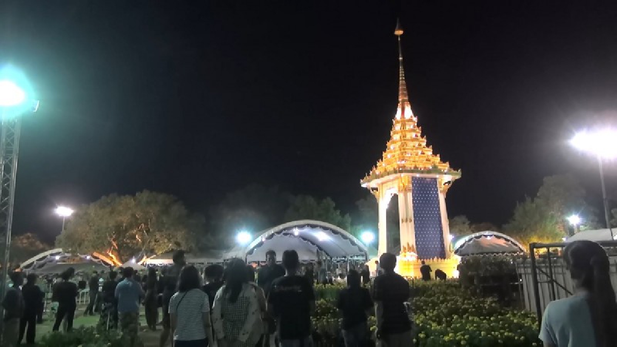 ชาวสงขลาร่วมใจกัน ช่วยลำเลียงต้นดาวเรืองกว่าหมื่นต้นไปประดับตกแต่งพระเมรุมาศจำลอง