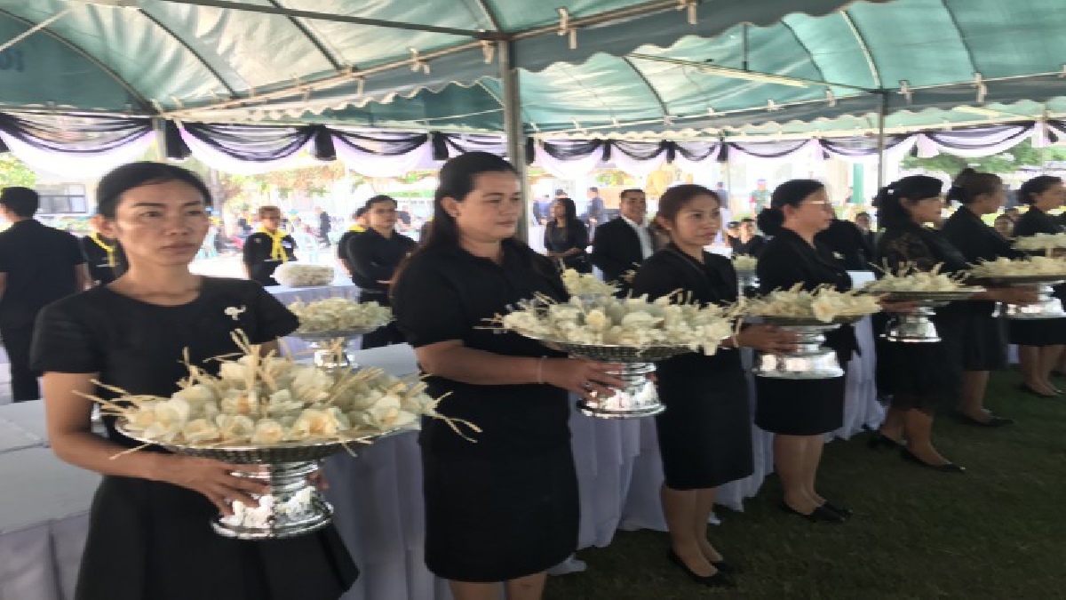 ศรีสะเกษ ศึกษาธิการจังหวัดนำครูจิตอาสากว่า 600 คน ซ้อมพิธีถวายดอกไม้จันทน์ท่ามกลางอากาศที่ร้อนจัด