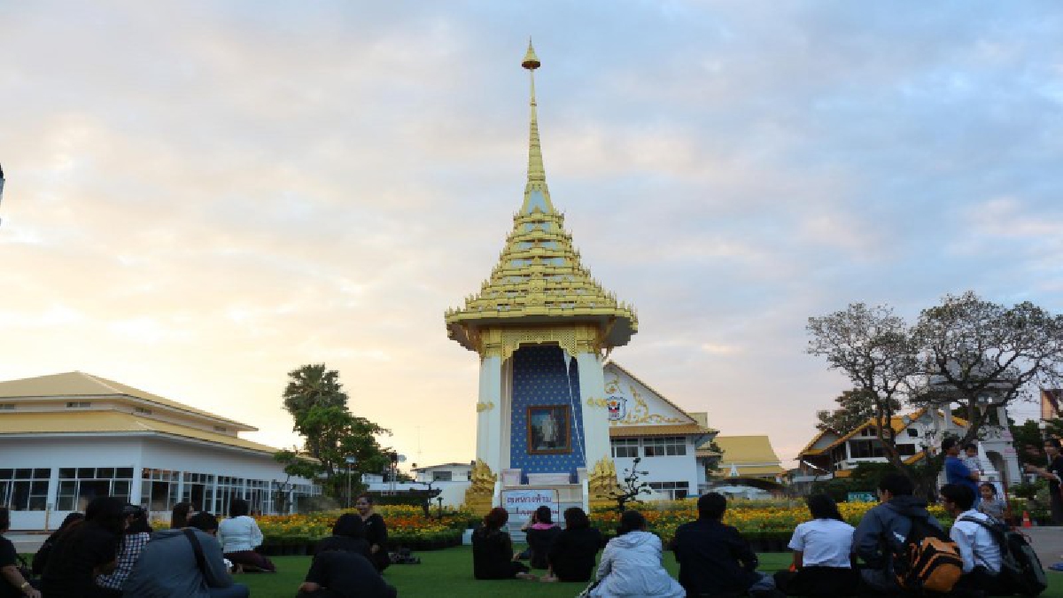 พระเมรุมาศจำลองจังหวัดอุบลฯ แล้วเสร็จ 100 เปอร์เซ็นต์ พร้อมรองรับปชช.วางดอกไม้จันทน์