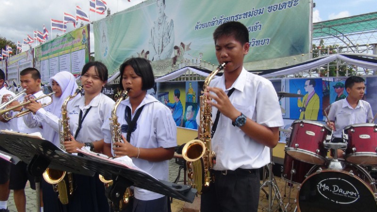 เยาวชนสตูล..! รำลึกถึงในหลวง ร.9 สืบสานเพลงพระราชนิพนธ์ ใกล้รุ่ง เล่นเครื่องดนตรีแซกโซโฟน ทรัมเป็ต พร้อมจัดงาน สร้างศิลป์คิดถึงพ่อ