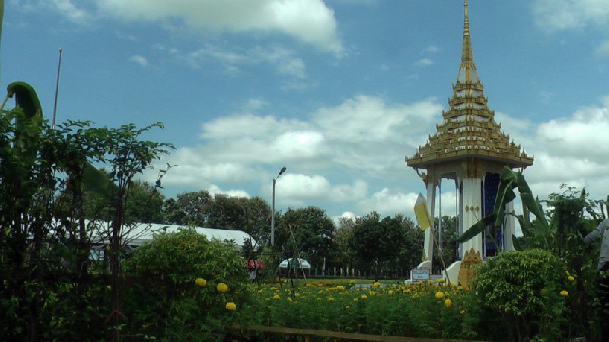 พระเมรุมาศจำลอง ตกแต่งเสร็จเรียบร้อยสวยงามตระการตา..! เหลือตกแต่งไฟ-ปรับสภาพภูมิทัศน์อีกเล็กน้อย พบปชช.มาชมความงดงาม และถ่ายภาพเป็นที่ระลึก