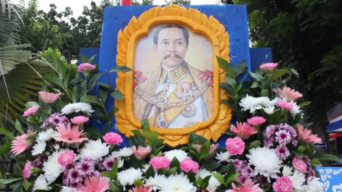เพชรบุรี..!! จัดพิธีวางพวงมาลา ถวายราชสักการะพระบรมราชานุสาวรีย์ พระบาทสมเด็จพระจุลจอมเกล้าเจ้าอยู่หัว เนื่องในวันปิยะมหาราช (มีคลิป)