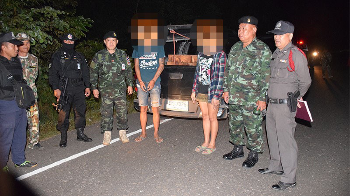 หนีไม่รอด..!! รวบ 2 วัยรุ่น มุกดาหาร รับจ้างขนไม้ประดู่แปรรูป 10 แผ่น มูลค่า 5 แสนบาท ขณะเตรียมส่งนายทุ่นริมฝั่งโขง!?