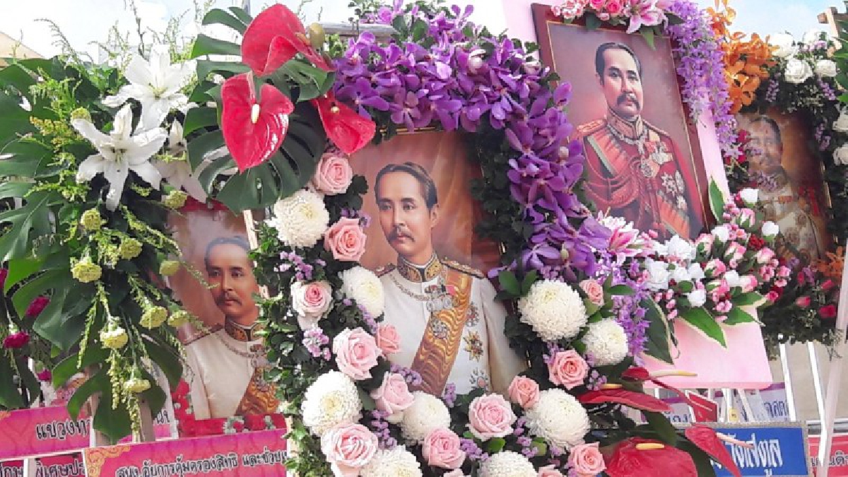 สตูล..!! รำถวายพระบรมราชานุสาวรีย์รัชกาลที่ 5 พร้อมวางพวงมาลารำลึกถึงพระองค์ท่าน ในวันปิยมหาราช (มีคลิป)