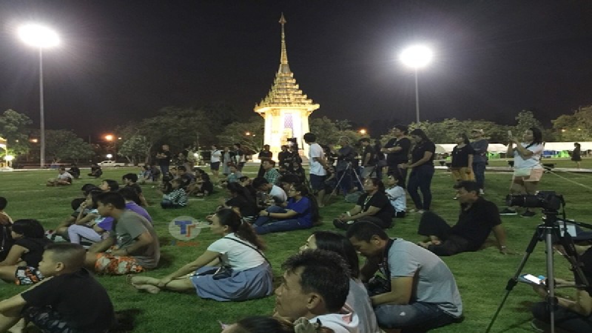 ระยอง..! ชาวบ้านแห่ชื่นชม พระเมรุมาศจำลอง ยามค่ำคืนพร้อมชมการแสดงหนังใหญ่ ที่แสดงถวายพ่อหลวง ร.9 (มีคลิป)