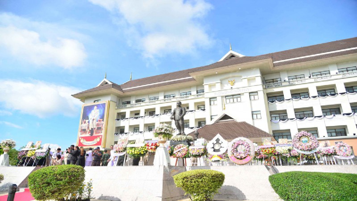 ผู้ว่าฯระนอง! . . นำหัวหน้าส่วนราชการ และประชาชนร่วมพิธีวางพวงมาลาเนื่องในวันปิยมหาราชเพื่อเทิดพระเกียรติ และน้อมรำลึกถึงพระมหากรุณาธิคุณ