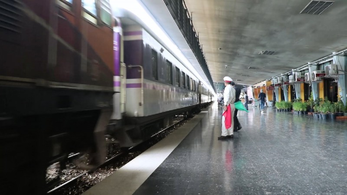 สถานีรถไฟชุมทางหาดใหญ่!! . . . เปิดให้บริการรถไฟฟรี 2 ขบวน วันแรกรองรับประชาชนไปร่วมพิธีถวายพระเพลิงพระบรมศพ เพื่ออำนวยความสะดวกให้กับปปช .