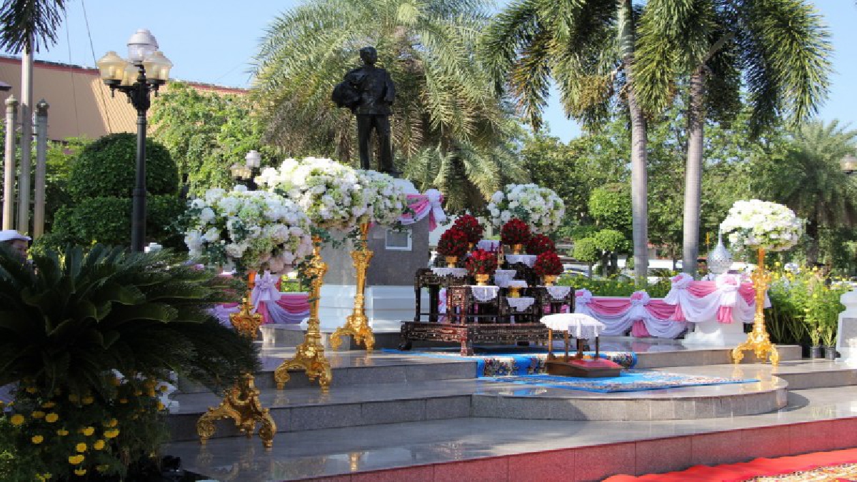 #ชาวสุรินทร์ . . . พร้อมใจจัดพิธีวางพวงมาลาถวายราชสักการะ มหาราชผู้ทรงเป็นที่รักของปวงชน เนื่องในวันปิยมหาราช ครบรอบ107 ปี