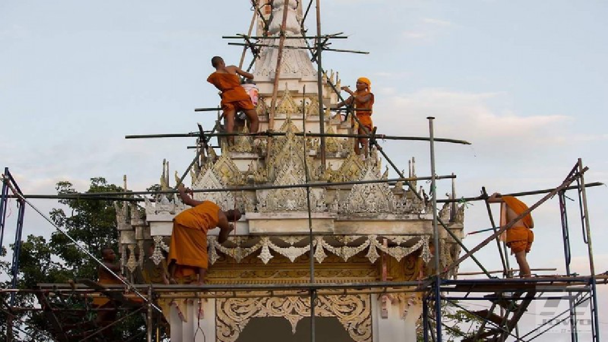 พระทำของแท้! พระสงฆ์วัดศรีสว่างโคกสะอาด ร่วมใจช่วยกันระดมทุนปรับปรุงทาสีเมรุ เพื่อถวายเป็นพระราชกุศล(คลิป)