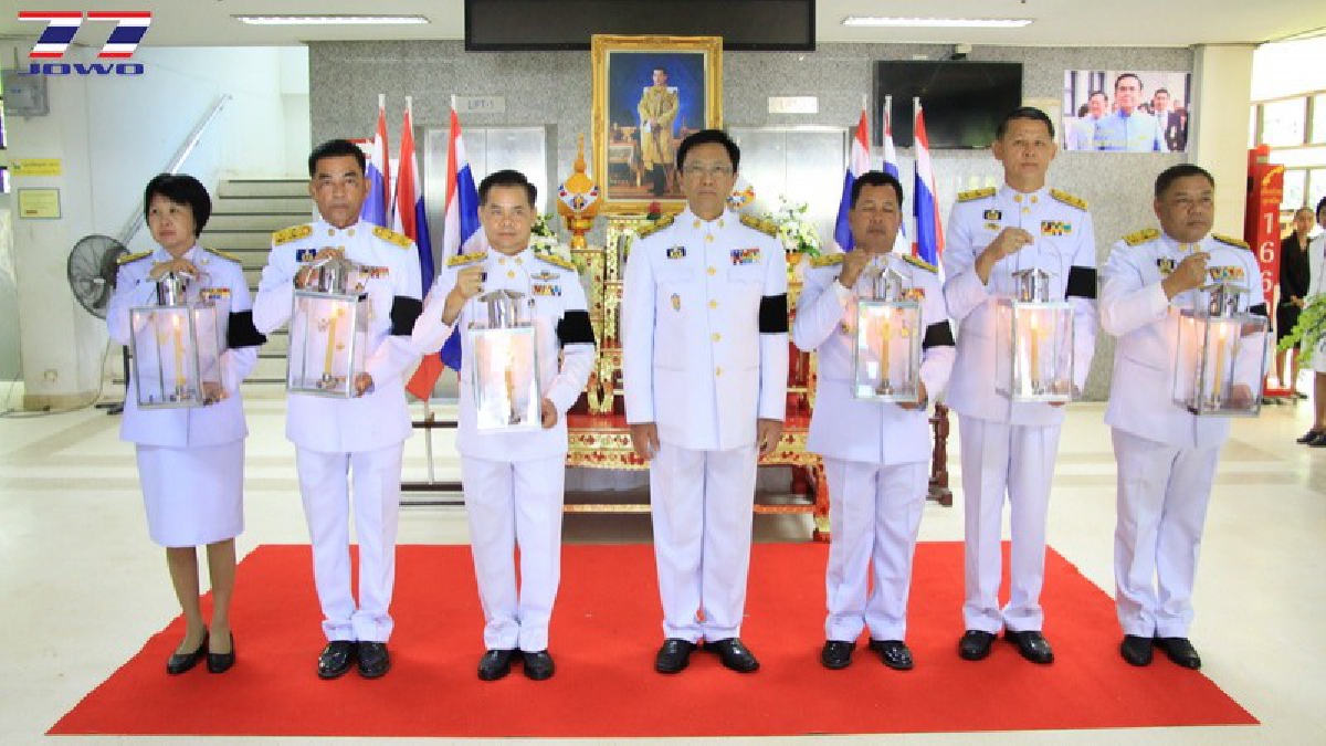 ผู้ว่าราชการจังหวัดปราจีนบุรีอัญเชิญไฟหลวงพระราชทานให้นายอำเภอทุกอำเภอเพื่อการพิธีถวายพระเพลิงพระบรมศพ ในหลวง ร.9(ชมคลิป)