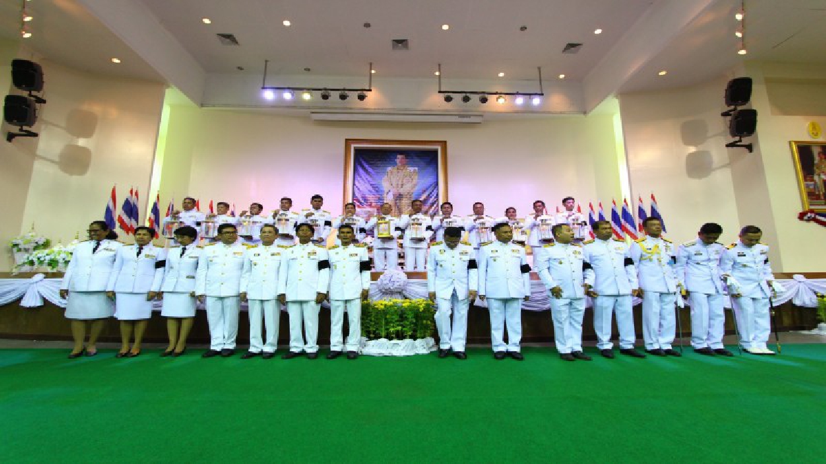 นายอำเภอทุกอำเภอ ของจังหวัดนราธิวาส เข้ารับไฟหลวงพระราชทาน เพื่อใช้ในพระราชพิธีถวายพระเพลิงพระบรมศพ ในหลวงรัชกาลที่ 9