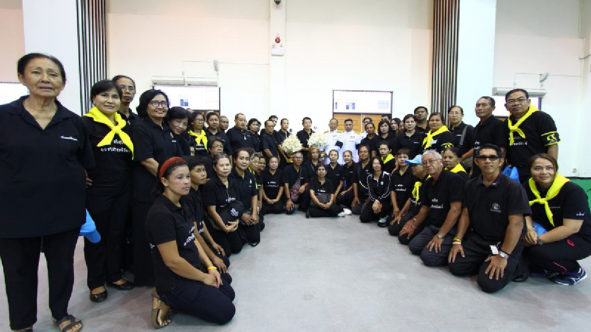 ผู้ว่านราธิวาส . . . รับมอบดอกไม้จันทน์จากภาคประชาชนเพิ่มเติมเพื่อใช้ในพระราชพิธีถวายพระเพลิงพระบรมศพ ในหลวงรัชกาลที่ 9