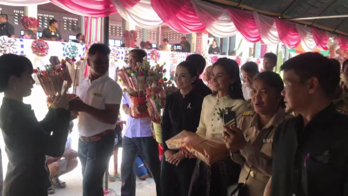 นักธุรกิจ นักการเมือง พร้อมด้วยนักร้องชื่อดัง ต่ายอรทัย เปิ้ล ประทุมราช เดินทางมาร่วมทำบุญใหญ่ทอดกฐินสามัคคี ที่บุรีรัมย์