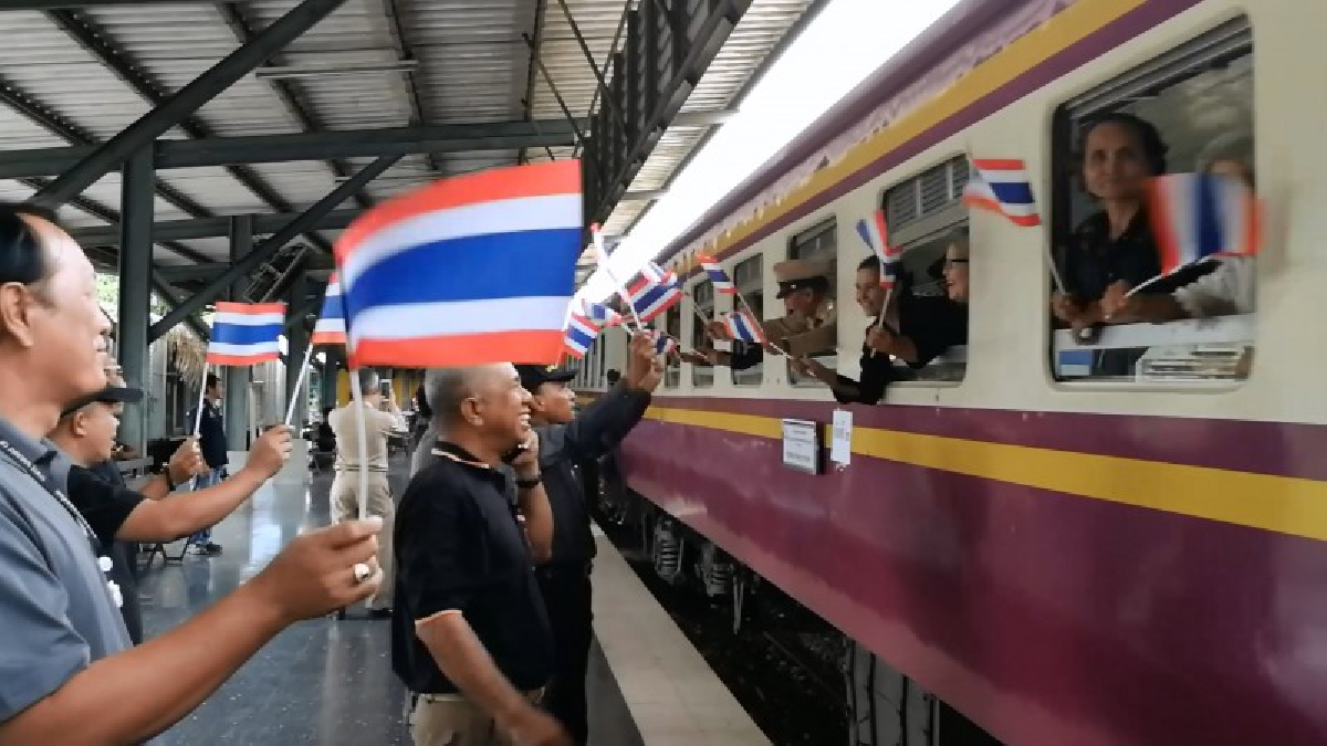 รถไฟฟรี ขบวนพิเศษ เที่ยวปฐมฤกษ์ผู้โดยสารโบกสะพัดธงชาติไทยแสดงความจงรักภักดี