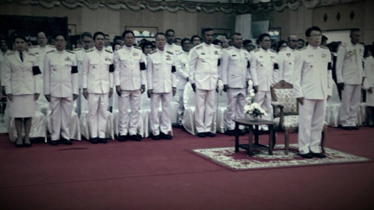 ผู้ว่าราชการจังหวัดยโสธรอัญเชิญไฟหลวงพระราชทานเพื่อใช้ในงานพิธีถวายพระเพลิงพระบรมศพในหลวงราชกาลที่9