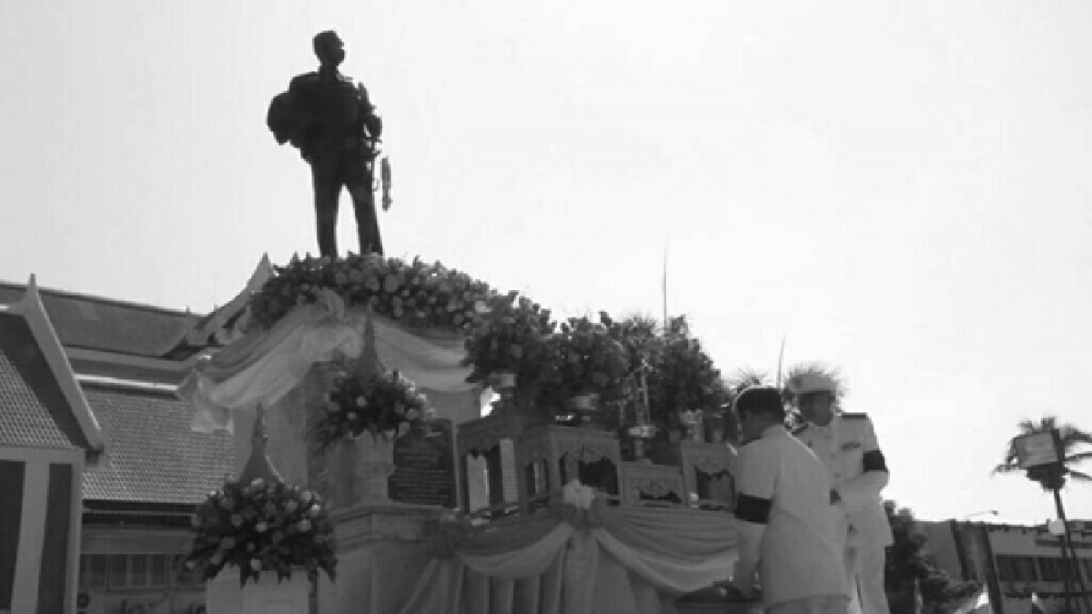 ผู้ว่าราชการจังหวัดยโสธร!# . . .  นำข้าราชการและพระชาชนวางพวงมาลาถวายราชสักการะเนื่องใน วันปิยมหาราช