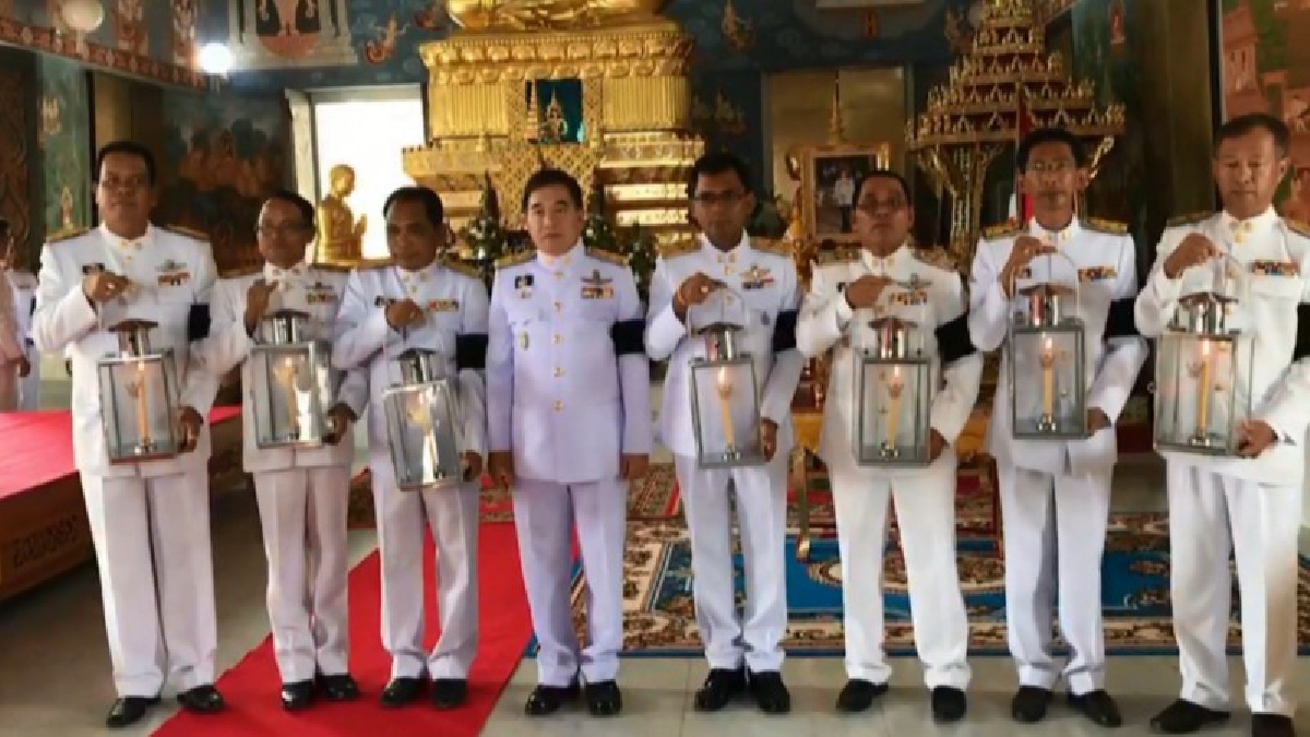จังหวัดกระบี่ . . . ส่งมอบไฟหลวงพระราชทานแก่นายอำเภอทั้ง 8 อำเภอ เพื่อใช้ในพระราชพิธีถวายพระเพลิงพระบรมศพ ในหลวง ร.9