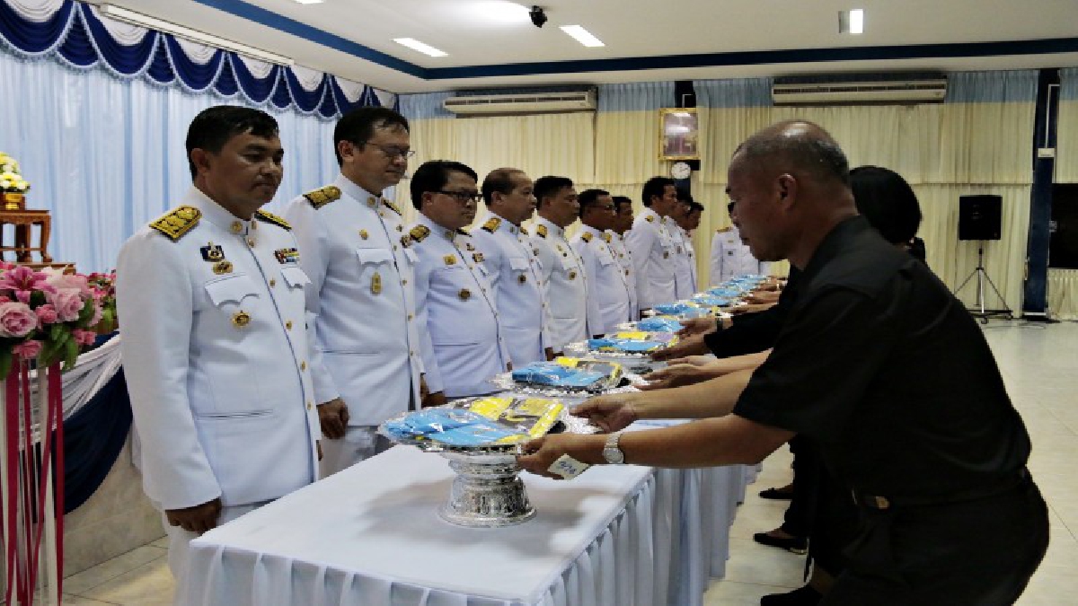 สัตหีบ. . . จิตอาสาเฉพาะกิจ งานพระราชพิธีถวายพระเพลิงพระบรมศพในหลวง ร.9 รับสิ่งของพระราชทานในหลวงร.10