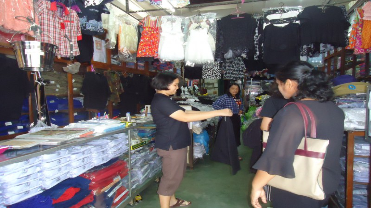 ยอดขายเสื้อผ้าขาวช่วงกินเจปีนี้ลดฮวบ ขณะที่เสื้อผ้าดำ ช่วงพระราชพิธีพระเพลิงในหลวง มียอดขายพุ่ง