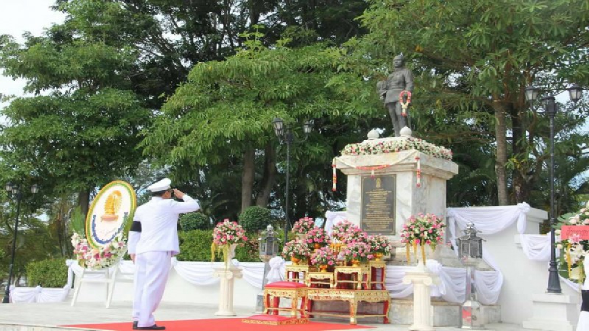ผู้ว่าราชการจังหวัดสุราษฎร์ธานี เป็นประธานพิธีวันปิยมหาราช ประจำปี 2560 พร้อมด้วยข้าราชการ