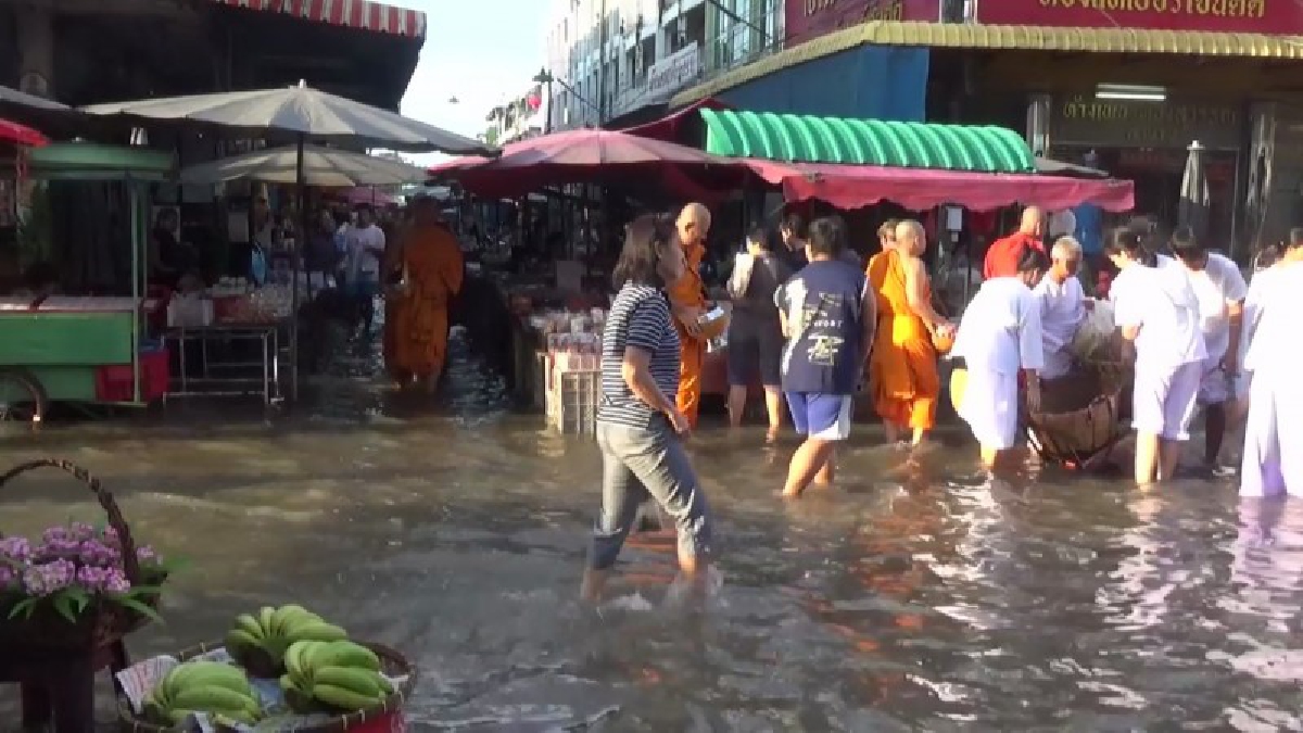 อ่างทองวิกฤตแล้ว !! น้ำท่วมเมืองเขตเศรษฐกิจศูนย์ราชการสูงกว่า 60 ซม.หลังฝนตกหนักมีน้ำรอการระบาย
