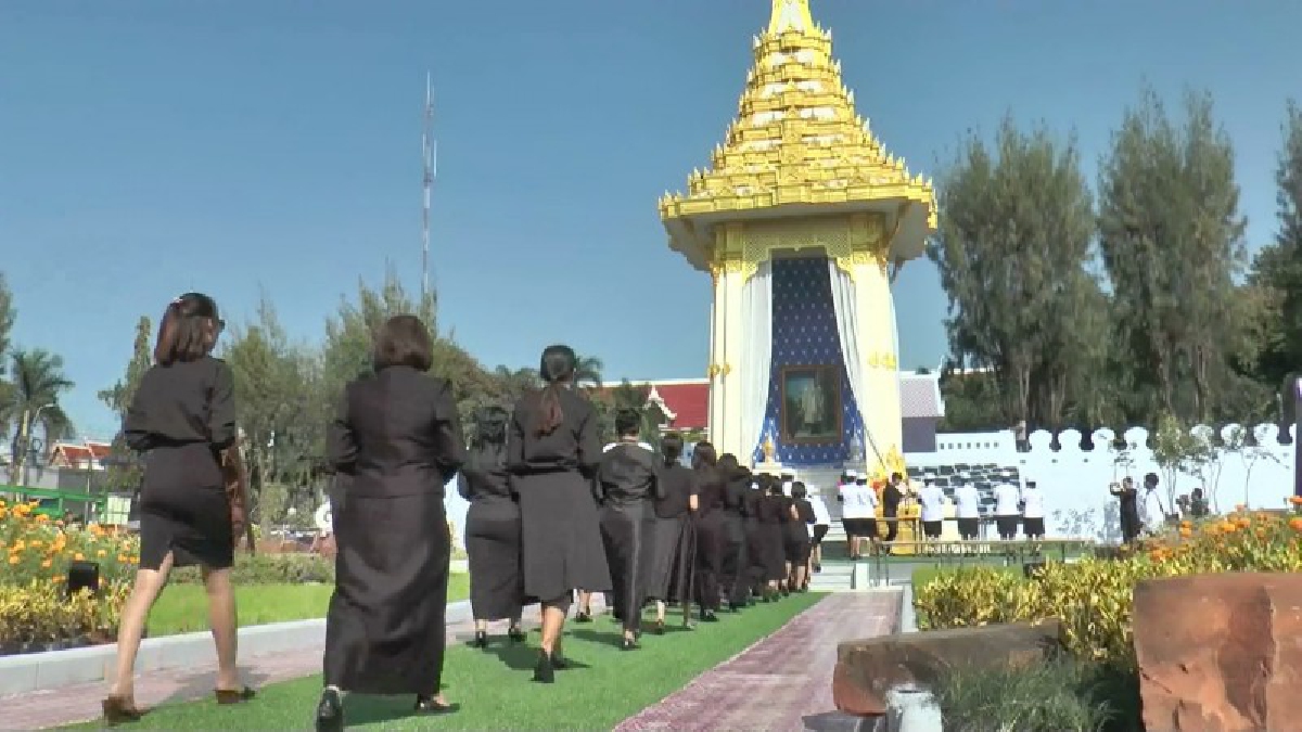 โคราชซ้อมใหญ่ พิธีถวายดอกไม้จันทน์ กำหนดให้ประชาชนขึ้นถวายดอกไม้จันทน์ได้ครั้งละ 40 คน คาดประชาชนนับแสนเดินทางไปร่วมพิธี