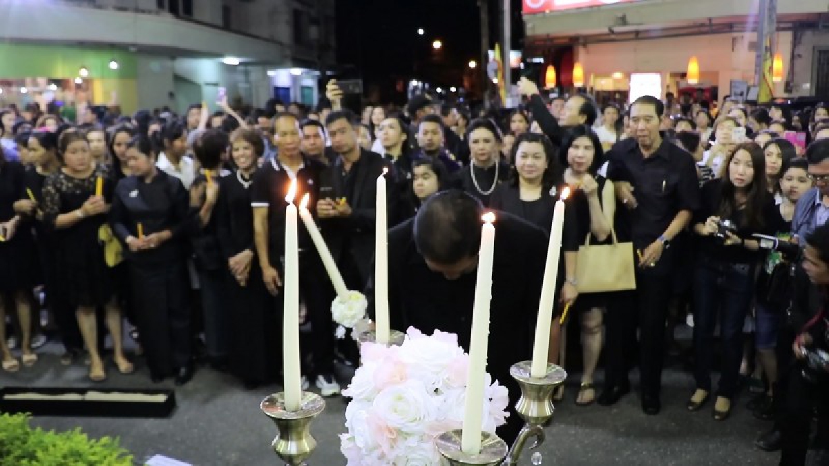 พลังคนหาดใหญ่ ถวายความอาลัยพ่อ !! ชาวหาดใหญ่ปิดถนนยืนสงบนิ่งจุดเทียนถวายความอาลัยที่จุดแสดงพระบรมฉายาลักษณ์กลางเมือง