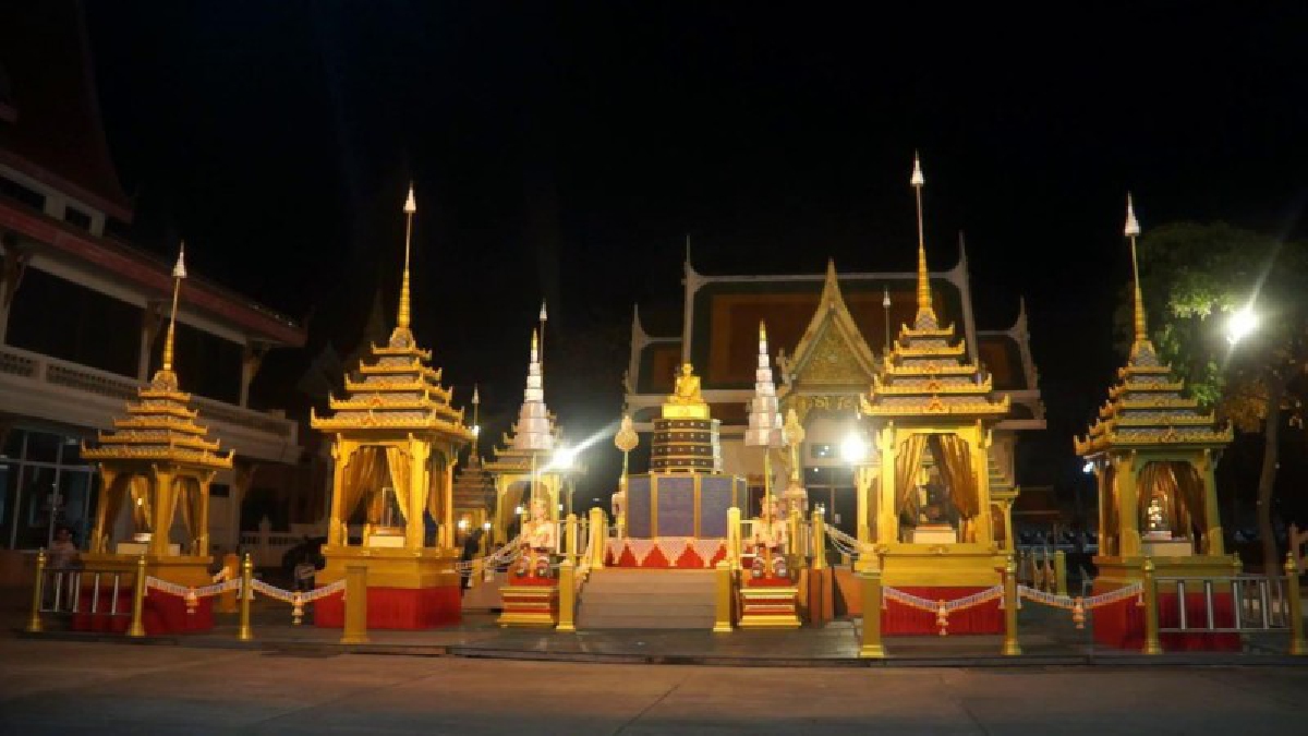 ชาวพัทยา เข้าชม ซุ้มถวายดอกไม้จันทน์ พร้อมรวมพลังประดับต้นดาวเรือง ตกแต่งโดยรอบ(มีคลิป)
