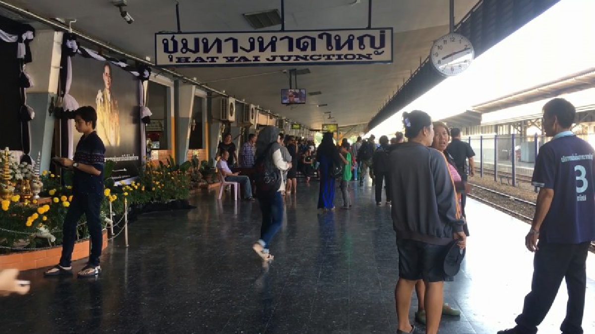 ประชาชนแห่เดินทางขึ้นกรุงเทพฯ เพื่อร่วมพิธีถวายพระเพลิงเพิ่มตู้โดยสารรถไฟฟรีและไม่จำกัดจำนวนที่นั่ง