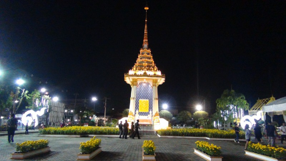 นับถอยหลัง!! อีก 2 วันสตูลเร่งตกแต่งดอกดาวเรืองรอบพระเมรุมาศจำลอง พร้อมเปิดให้ ปชช.ร่วมนำดอกดาวเรืองจากที่บ้านมาจัดตกแต่ง