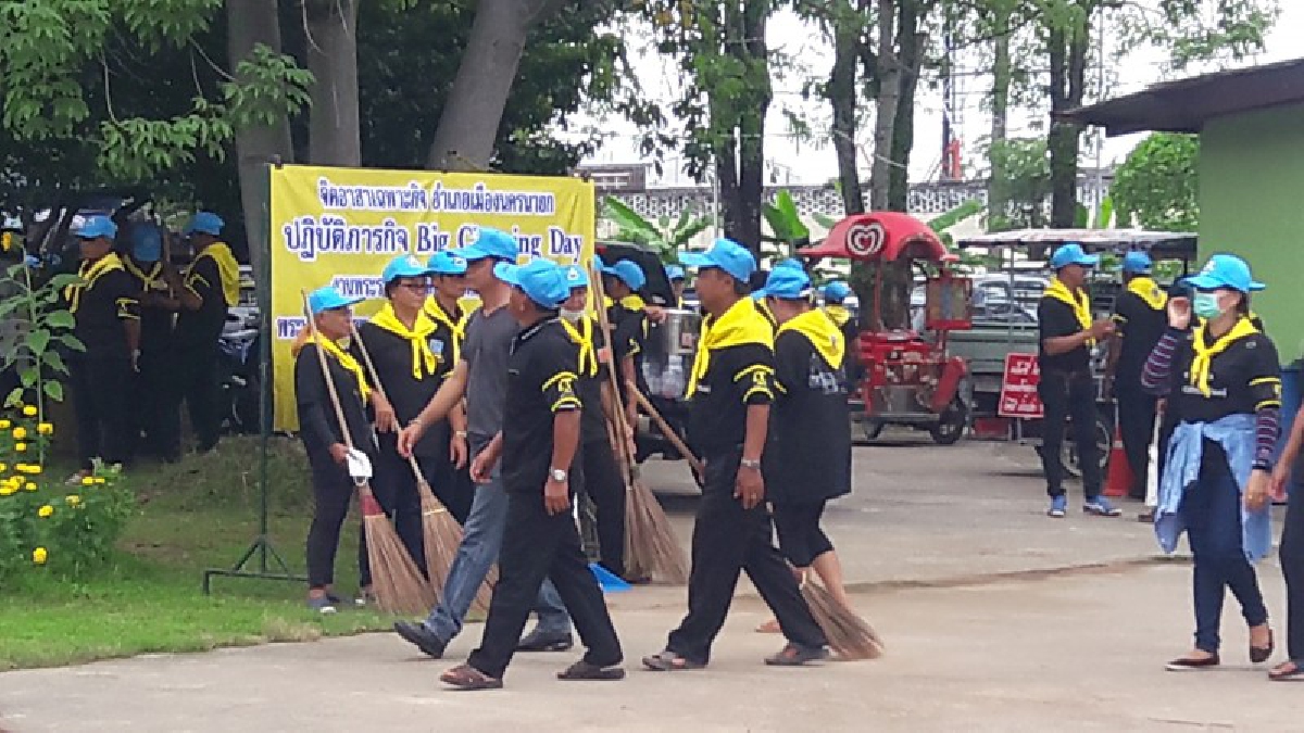 นครนายก..! จิตอาสา รวมพลังทำความดี ถวายพ่อหลวง ร่วมกันทำความสะอาด ปรับภูมิทัศน์หน้าที่ว่าการอำเภอเมืองฯ ให้สะอาด ร่มรื่น และสวยงาม