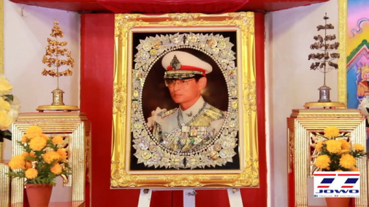 เจ้าคุณฯวัดพระแท่นอัญเชิญ"ต้นไม้ทอง ต้นไม้เงิน"พระบาทสมเด็จพระปรมินทรมหาภูมิพลอดุลยเดช ถวายคู่พระบรมฉายาลักษณ์ ให้ประชาชนสักการะและร่วมรำลึก