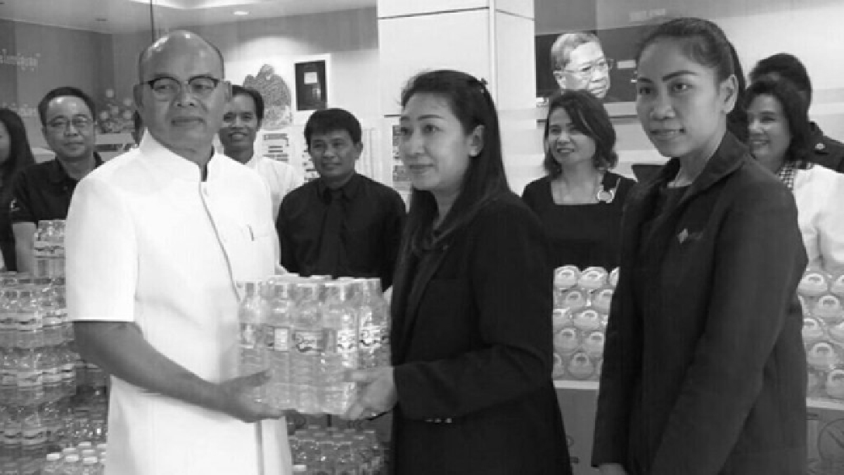 รวมใจเป็นหนึ่ง..!! ทุกภาคส่วนที่ยโสธร ร่วมกันมอบน้ำดื่ม ถวายเป็นพระราชกุศลในงานพระราชพิธีถวายดอกไม้จันทน์