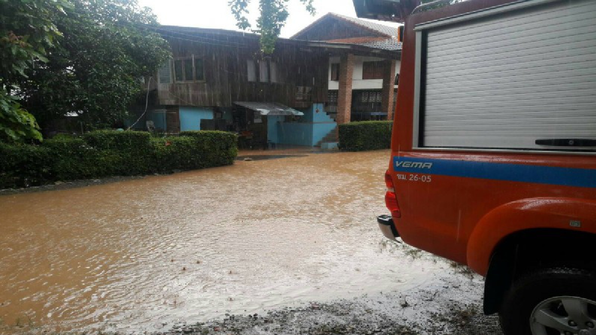 เดือดร้อนหลายครัวเรือน..!! พายุฝนถล่มหนัก ทำน้ำป่าทะลักท่วมตัวเมืองเชียงดาว ชาวบ้านหนีตายจ้าละหวั่น บ้านเรือนเสียหาย หนัก