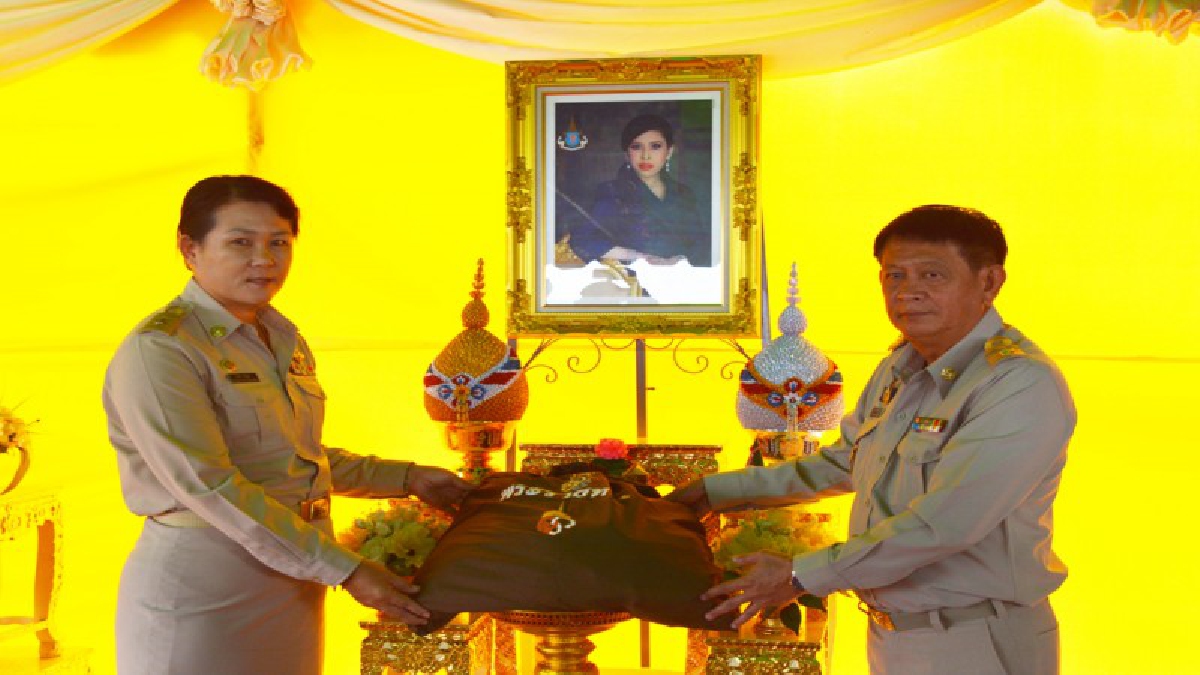 สมเด็จพระเจ้าลูกเธอ เจ้าฟ้าจุฬาภรณวลัยลักษณ์ อัครราชกุมารี พระราชทานถุงยังชีพให้แก่ราษฎรที่ประสบอุทกภัยในพื้นที่ อำเภออินทร์บุรี