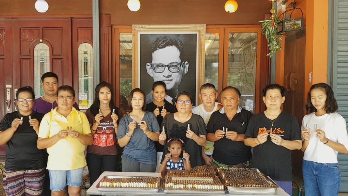 ขอร่วมทำดีถวายพ่อ !! นักข่าวสุโขทัยจับมือร้านขายยาทำยาหม่องน้ำแจกฟรี จำนวน 1,900 ขวด (ชมคลิป)