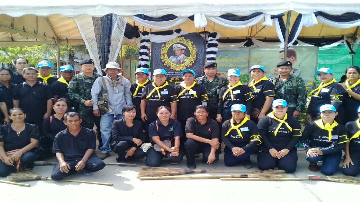 จิตอาสาเฉพาะกิจฯ อ.ท่าตูม ร่วมทำความสะอาด-ปรับภูมิทัศน์ สถานที่ประกอบพิธีถวายดอกไม้จันทน์ เตรียมพร้อมงานพระราชพิธีถวายพระเพลิงพระบรมศพ