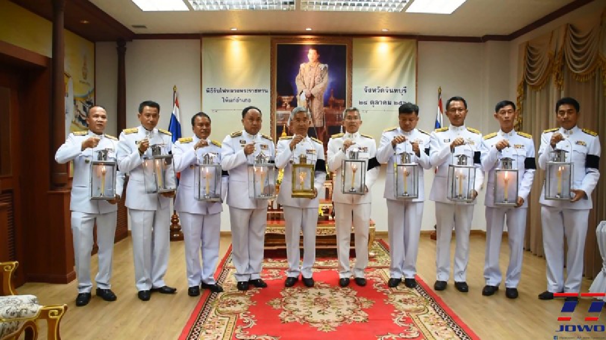 10 อำเภอใน จ.จันทบุรี เข้ารับไฟหลวงพระราชทาน ก่อนที่จะอัญเชิญไปประกอบพิธี ณ ซุ้มถวายดอกไม้จันทน์ ที่แต่ละอำเภอกำหนดไว้ (มีคลิป)