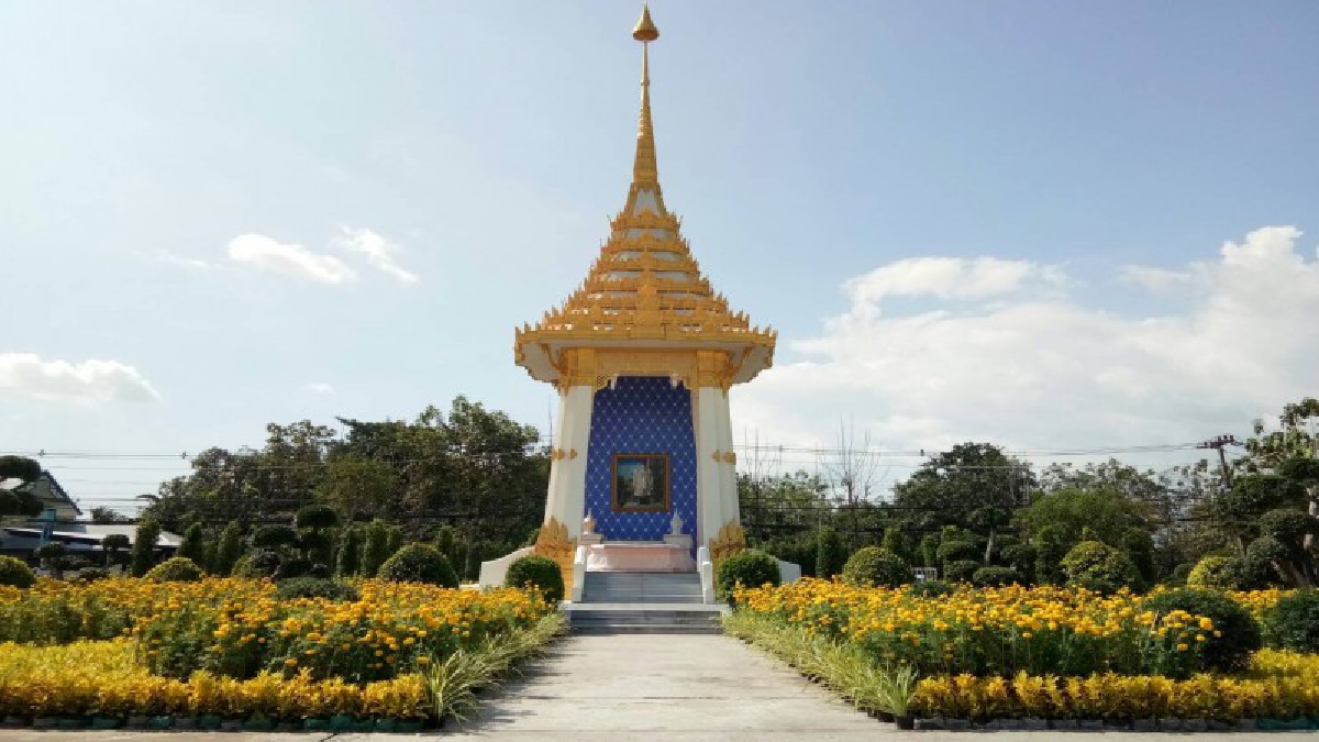 นครนายก!! ชาวบ้านยิ้มพระเมรุมาศจำลองเสร็จแล้ว งดงามสมพระเกียรติ