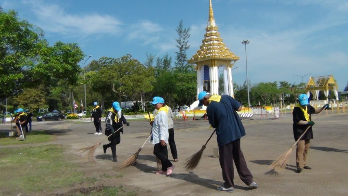 เจ้าหน้าที่ร่วมซักซ้อมพิธีถวายดอกไม้จันทน์ ณ พระเมรุมาศจำลอง ขณะที่จิตอาสายังคงพัฒนาพื้นที่ต่อเนื่อง