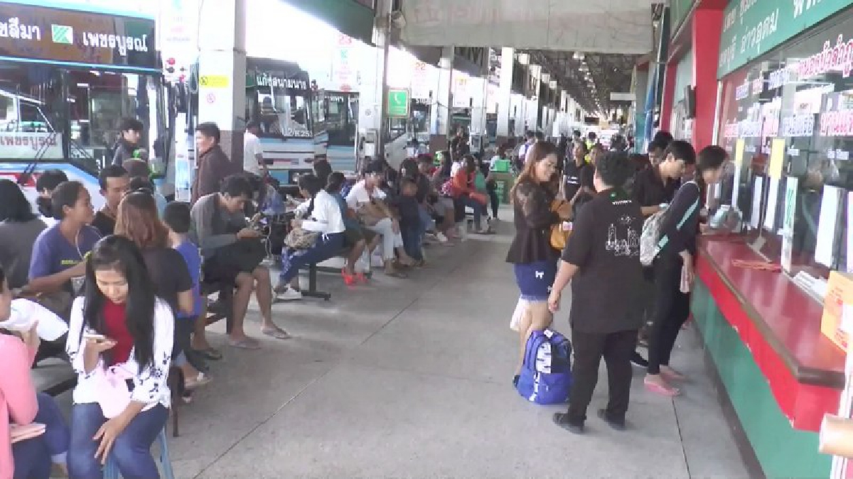 ประชาชนแน่นหนา!! ชาวอีสานเดินทางไปร่วมพระราชพิธีถวายพระเพลิงพระบรมศพฯ อย่างต่อเนื่อง รถโดยสารลดราคาค่าตั๋วถวายพ่อหลวง