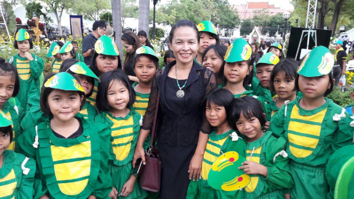 ทำด้วยใจ!! โรงเรียนเมืองสุรินทร์ จัดแสดงพื้นบ้านกระโน๊บติงต็อง โดยเคยแสดงถวายรับเสด็จ ในหลวง รัชกาลที่ 9 เมื่อครั้งเสด็จจังหวัดสุรินทร์