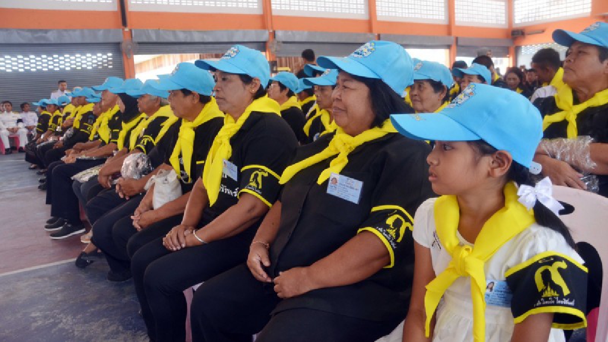 นราธิวาส..!! อำเภอรือเสาะ จัดพิธีมอบสิ่งของพระราชทาน ให้กับประชาชน ที่ลงทะเบียนจิตอาสา ระยะที่ 2 จำนวน 3,610 คน