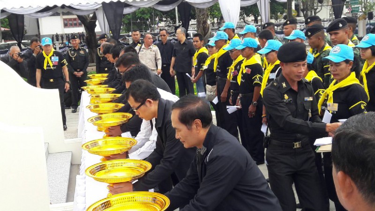 เตรียมซ้อมใหญ่พิธีวางดอกไม้จันทน์ที่พระเมรุมาศจำลอง ศาลากลางสุรินทร์ เพื่อให้การวางดอกไม้จันทน์เป็นไปอย่างถูกต้อง เรียบร้อย และสมพระเกียรติ